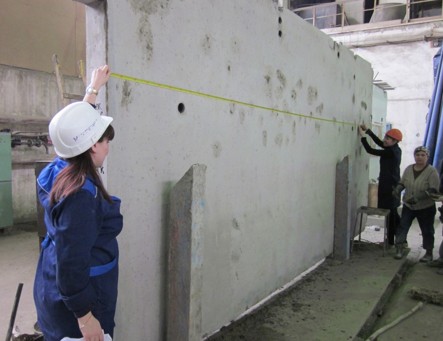 Этап проверки качества бетонных плит на заводе ЖБИ